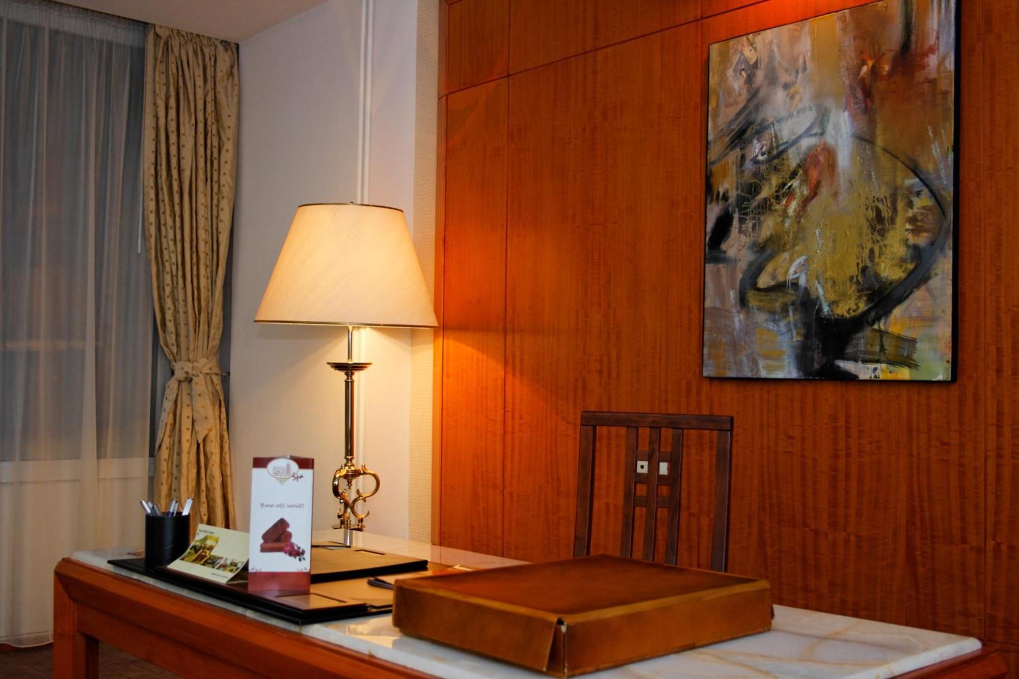 Hotel Aro Palace Brasov Exterior photo A room at the hotel