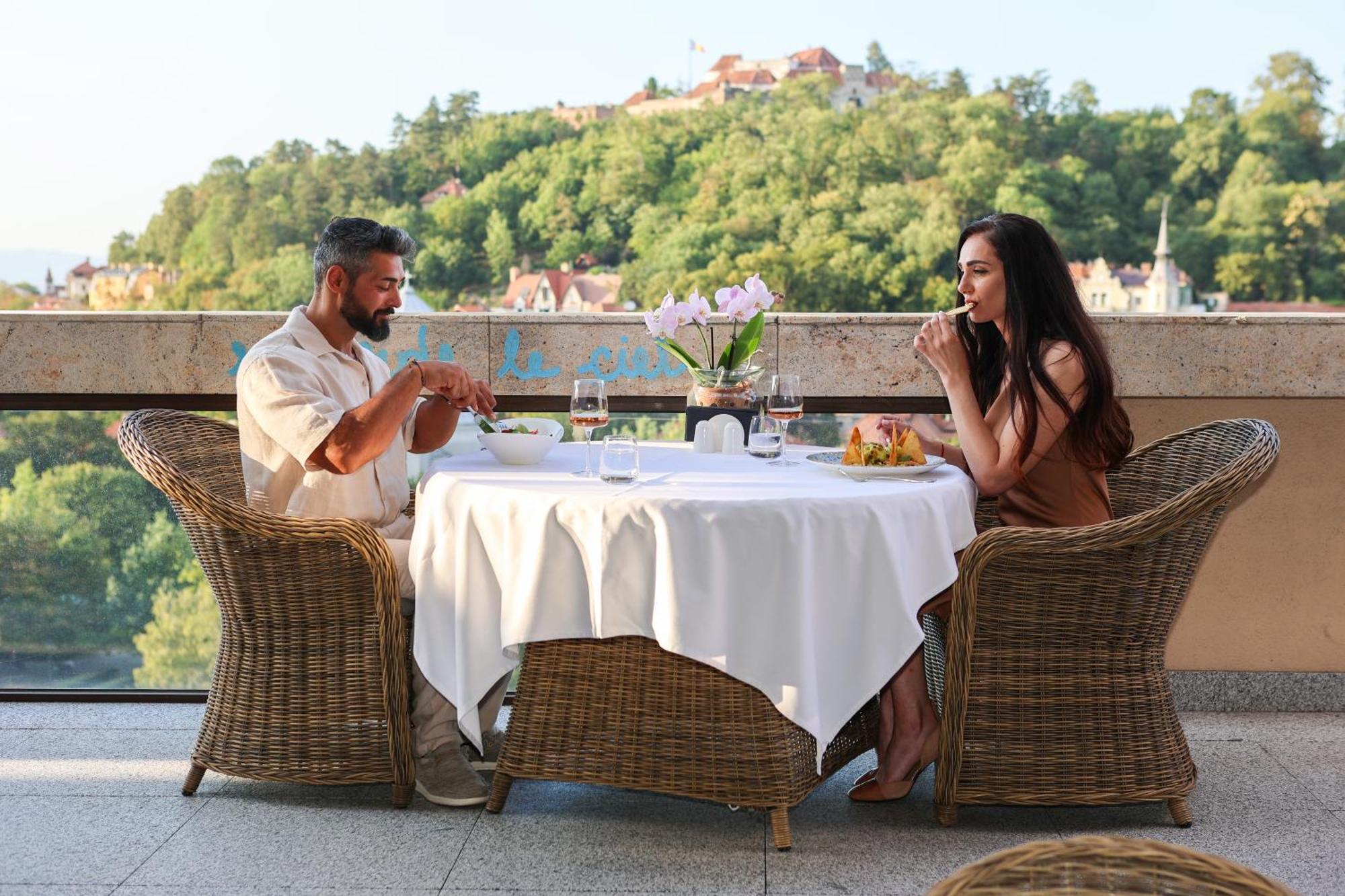 Hotel Aro Palace Brasov Exterior photo A couple dining at a restaurant